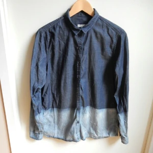  - Mjuk bomullsskjorta färgad som en jeansskjorta. Ganska stor för att vara en M. Använd ett fåtal gånger. 