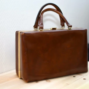  - Säljer en söt portfölj/handväska. Längd 30cm höjd 20cm