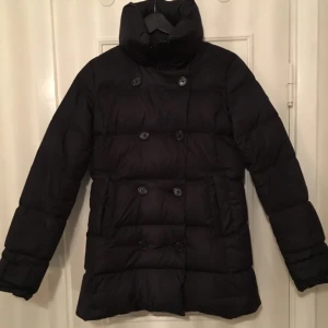  - Mörkblå, nästan svart Boomerangjacka, endast använd en vinter. Figursydd, väldigt kvinnlig modell, utan luva. Storlek XS men passar lätt S också .
Kan gå ner i pris vid snabb affär.

MYCKET bra skick.
😍