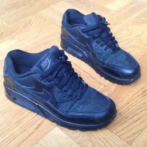  - Helsvarta Air Max 90 med läderdetaljer, sparsamt använda. Säljs pga platsbrist. 