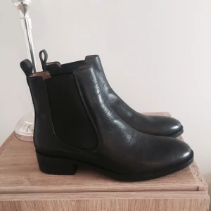  - HELT NYA ursnygga Chelsea boots från Vagabond som finns i butik nu. Skorna är helt i getskinn både yttre och innerfodret. Modell Ava. Nypris 1500kr. 

PS passar killar med samlare fötter 