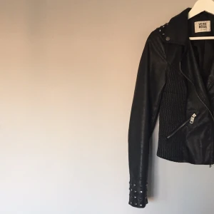  - Svart skinnjacka med nitdetaljer från Vero Moda

Köparen betalar frakten