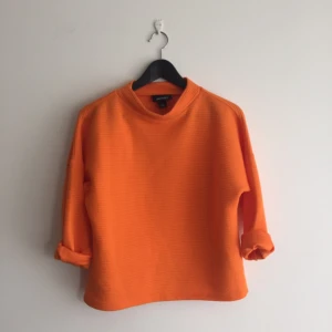  - Orange tröja från Monki, aldrig använd. 

❣Alla mina priser är INKLUSIVE PORTO. Annars finns kläderna att hämta i Kungsbacka, eventuellt Halmstad.❣