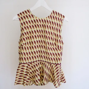  - Färgsparkande top från H&M som är superfin när man är brun! 🦄 Ser helt oanvänd ut i superhärligt  100% viskos! Passar även en 36a. Frakt 35kr Jag har svisch! 