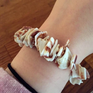 Armband - Helt ny shell armband som jag aldrig använt Kan mötas upp vid T-centralen  Kan skicka via post, 10kr på frakt