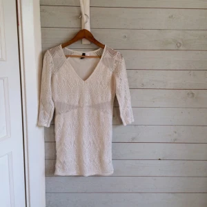  - Vit top/tunika i spets. 💜 Modell kort-kort. 
☀️Ligger uppe på en sida till, först till kvarn! ☀️