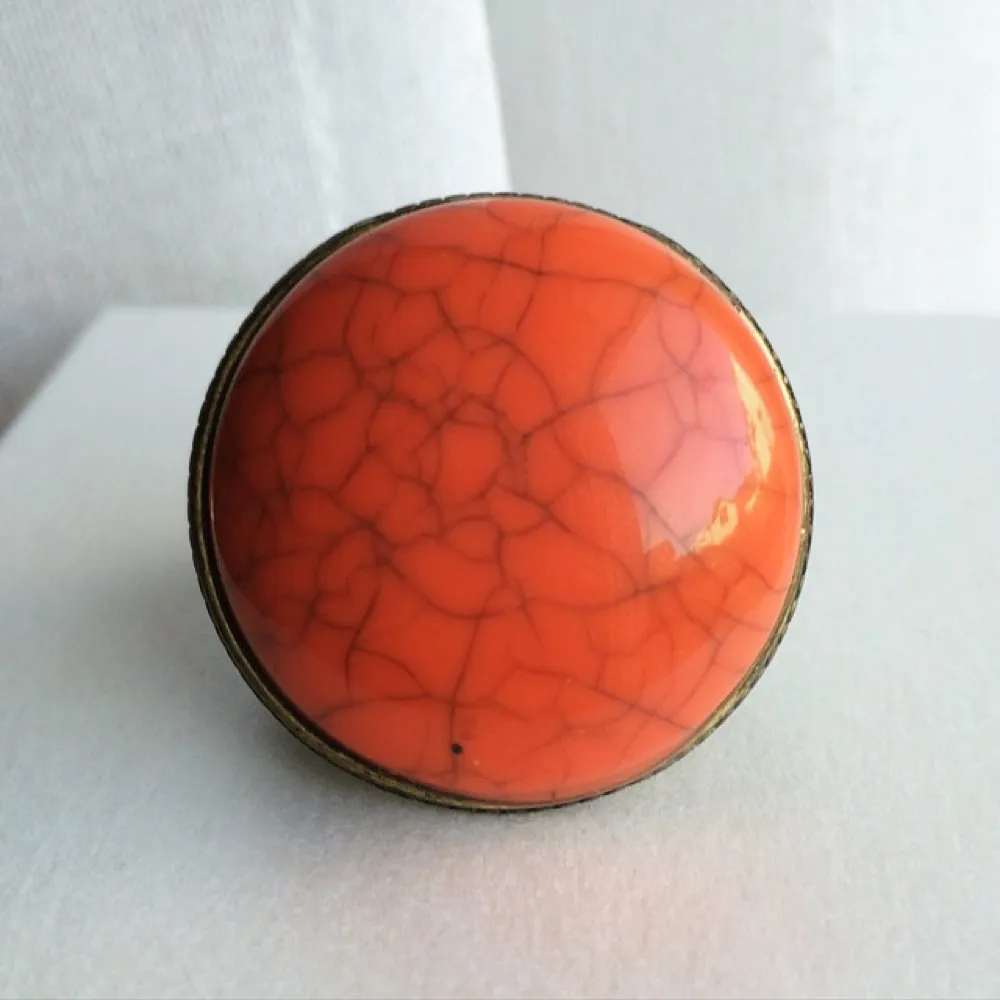 Guldfärgad ring från utgången H&M-kollektion med orange marmorcirkel som är 3 cm i diameter. 

Säljs på grund av för stor storlek och därav aldrig använd.. Accessoarer.