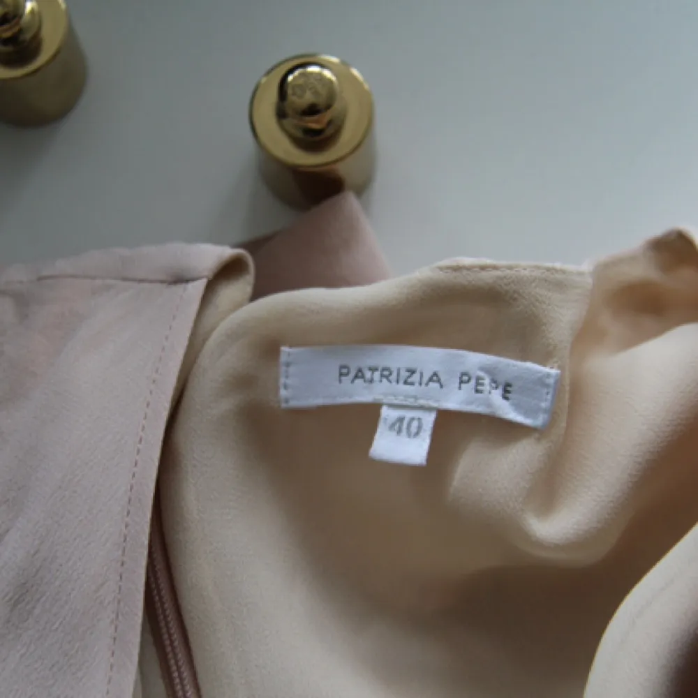 Puderrosa klänning från Patrizia Pepe.
Storlek xs-s
Använd 1 gång.
Ordinarie pris 1600kr. Klänningar.