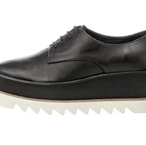  - Shoe Biz skor i svart läder med vit platå!
Nypris 1200kr.
Använda 1 gång.
Kan dela på frakten eller så bjuder jag på den :).
