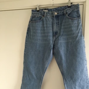  - Snygga jeans från Monki i storlek 30 men små i storlek, jag är själv storlek S/M och de sitter bra på mig :) påminner om Levis 501, sjukt snygga! Aldrig använda, lappen sitter kvar😀✌🏼️✨💕