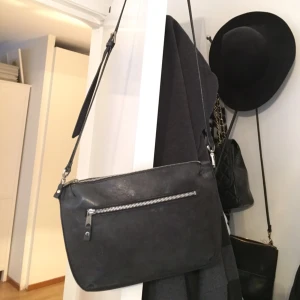  - Whyred - Ona bag. Lite sliten men fin ändå! Nypris 2000 kr