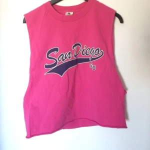  - Rosa tanktop med avklippta ärmar och nederkant 
storlek S-L beroende på vilken passform en söker


