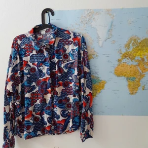  - jättefin mönstrad tröja från monki, säljs då den används för lite. det låga priset då köparen betalar för frakt.