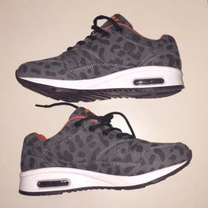  - Riktigt snygga skor, helt oanvända lappen finns fortfarande kvar!! Stora på mig tyvärr! 

Nypris: 699:- 
Mitt pris: 200:- 