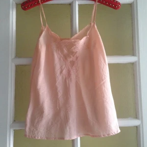  - Rosa linne i äkta siden med spetsdetaljer i fram.  Kan mötas upp i Stockholm eller skicka. Köparen står för frakten. 