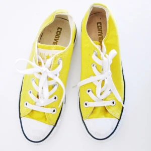  - Knallgula äkta converse! 💛💛  Köpta i USA. Knappt använda, bara en liten fläck på ena hälen. EU storlek, 36.