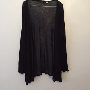  - Tunn stickad svart kofta från divided. Aldrig använd. 