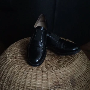  - Trendig lågsko med blankt ovanmaterial från K.Cobler. Foder och innersula i skinn vilket ger en bra andningsfunktion. 

Inköpta 2016 för 999kr på Scorett. Endast använda ett fåtal gånger. 