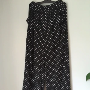  - Vida härliga byxor från zara. Nästan aldrig använda! Jag är 1.77 lång och de går ner till fötterna så trots storleken är de långa. 