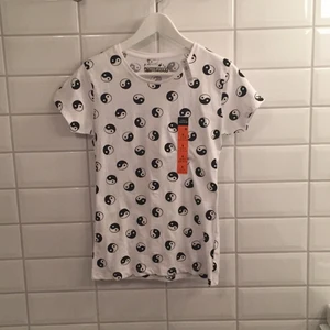 - Jag säljer min T-shirt ifrån Primark - London i storlek 36 då den aldrig blivit använd, lapparna sitter till och med kvar. Jag tycker den är storleksenlig!