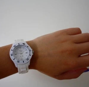  - Säljer min vita klocka då den aldrig används.
Uret är i plast men själva bandet är i gummi!
mycket fint skick