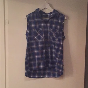  - Jag säljer min kortärmade flanellskjorta ifrån Carlings i storlek M då den knappt blivit använd. Den är i mycket bra skick, som ny. Jag tycker den är storleksenlig!