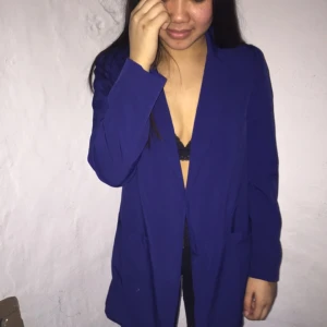  - Blå kavaj från bikbok, knappt använd. 
Betalning sker helst via swish. Köparen betalar frakten.