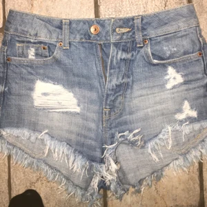  - H&M jeansshorts. Aldrig använda, strl 32 Tar swish!