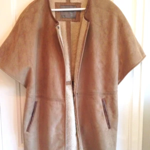  - Kappa i mockaimitation med ulligt tyg på insidan.
Från Zara, aldrig använd.
Passar även 36-38 som over size.

Betalning via Swish, jag möter upp i Sthlm.