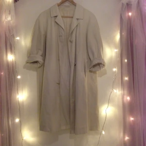 - Vit ganska tunn vårkappa! Vintage! 
Går bra att mötas upp i Stockholm, eller så kan jag skicka, men då betalar ni frakten. 