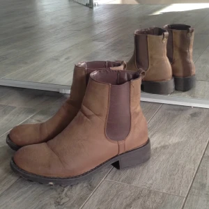  - Fina och använda ett fåtal gånger, boots från skopunkten, en liten missfärgning på framsidan men annars i perfekt skick
Kan skickas mot fraktkostnaden 