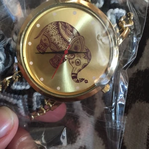  - Helt ny klocka i en oöppnad förpackning. Har kostat 250 så släpper den för 200. Säljer denna pågrund av att jag råkat köpa två. Tycker annars klockan är väldigt söt :) Swish finns, köparn betalar frakt. Bor i Varberg. #clock