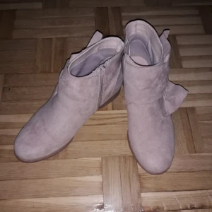  - En jätte fin par skor ljus rosa  för 299 kr säljer den för 220 kr men tyvär är små för mig ❤  Köparen betalar frakt :)