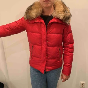 Jacka, Michael kors - Äkta, Röd Vinterjacka från Michael kors med äkta pälskrage. Använd med lite slitage och något märke. 