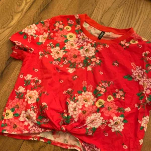  - Säljer en fin T-shirt från H&M. Knyts längst ner, var god se bild. Storlek L. Köparen betalar frakten 