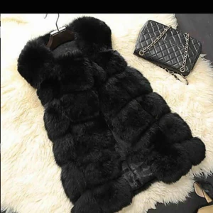  - Säljer min svarta pälsväst i storlek s/m pga att den inte kommer till användning  Den är i bra skick!