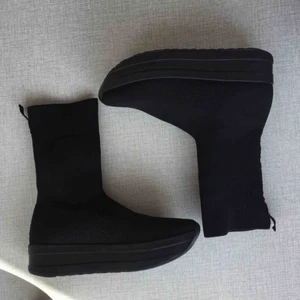  - En stickad sneaker med lite högre skaft som är stretchigt. Perfekt till ett par croppde byxor. Använda ett fåtal gånger, så de är inte alls slitna i sulan eller i tyget! 