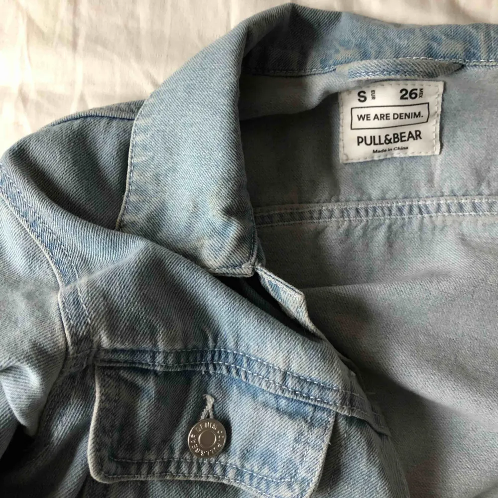 Jättefin ljusttvättad jeansjacka med croppad design, väldigt snålt andvänd och därför som ny i skicket! Pris kan disskuteras. Jackor.