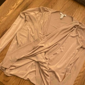  - Fin blus i färgen dusty pink, alltså mer åt det rosa håller än vad bilderna visar. Storlek M. Märke: NLY trend. Använd fåtal gånger. Köparen betalar frakten