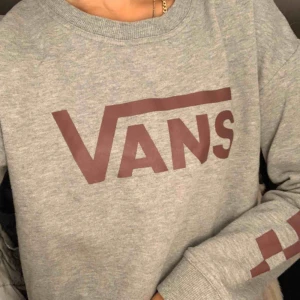  - Skitball VANS crewneck!! Kommer tyvärr inte till användning längre men har använts en del 😇 Köpare betalar frakt på 54 kr🌸
