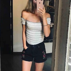  - Super fina shorts med broderade blommor.. Ska sitta lite oversized tycker jag 🌹 Köpa på Chiquelle 🌴 120kr och jag står för frakten!!!👊🏽👊🏽 