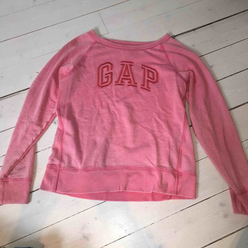 Tunn sweatshirt från Gap i fin rosa färg. Gap ”broderat” på framsidan, perfekt nu på sommaren eller tidig höst då den som sagt är lite tunnare. Använt kanske 1 gång, köpt för ca 600 kr. . Tröjor & Koftor.