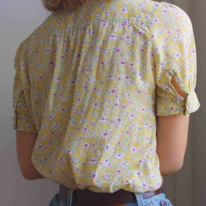  - Gul, blommig topp med knappar. Frakt på 9 kr med Postnord tillkommer men jag möts gärna upp i Täby eller innerstan istället. Betalning via swish. Hör gärna av dig med eventuella frågor! 