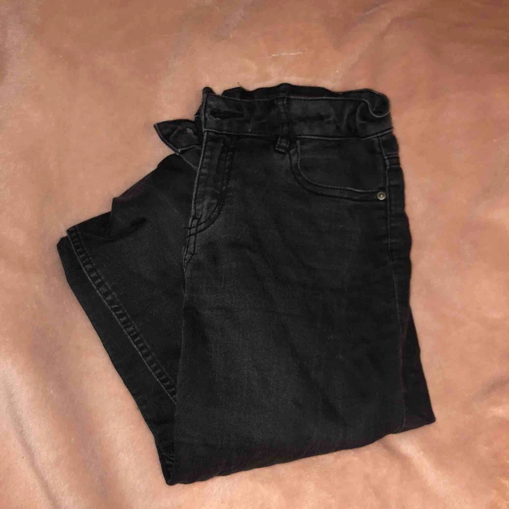 Svarta jeans från Lindex. Strl 152/ 11-12 years men passar nog xxs! Sitter tajt svarta men lite urtvättade, lågmidjade och snygga. Jeans & Byxor.