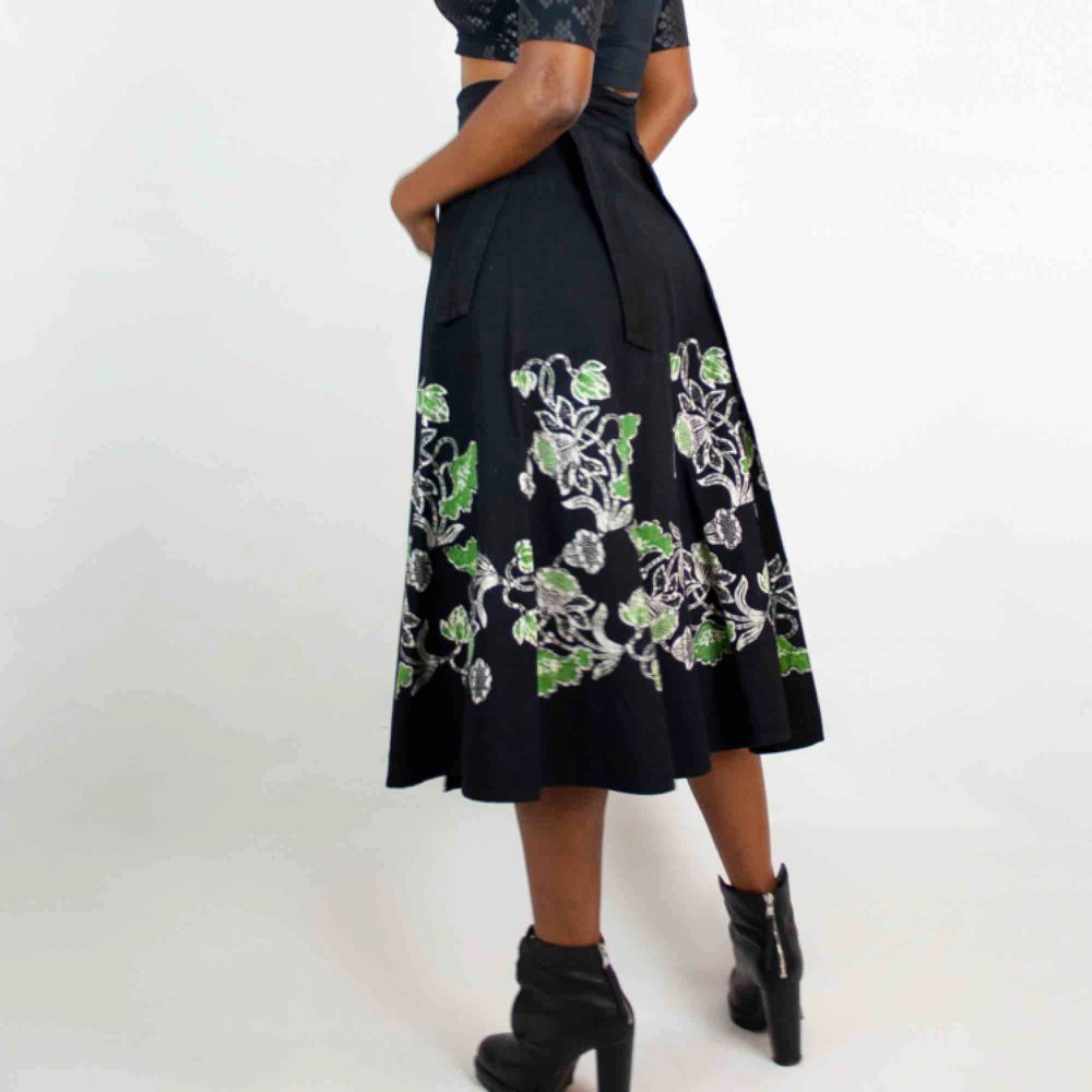 Vintage 90s midi wrap floral skirt in black SIZE No label, fits best XS-M Measurements: waist: 51 cm (102 cm total unwrapped width) length: 73 cm Free shipping! No returns! The price is final. Read the full description at our website majorunit.com. Kjolar.