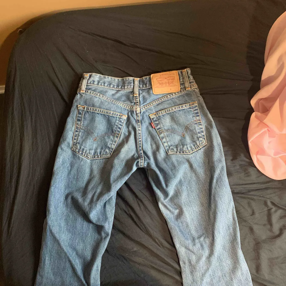 Säljer mina favvis-jeans som tyvärr inte passar överhuvudtaget längre:( sista bilden är lånad från google då jag inte får på byxorna överhuvudtaget så kan inte visa hur de sitter. Passar jättefint längmässigt på mig som är 160cm! Påminner om en mom-fit. Jeans & Byxor.