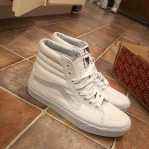  - Oanvända Vans i storlek 38.  Säljer då dom bara står i garderoben. 