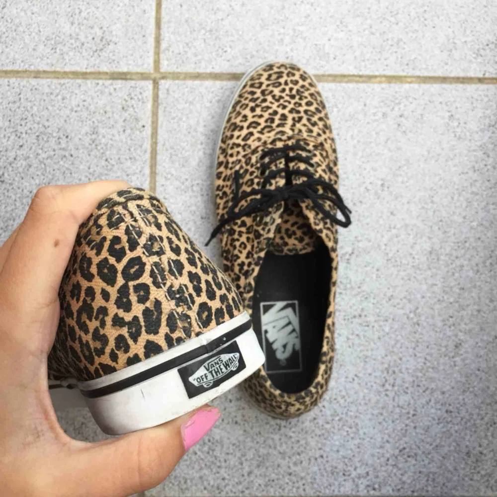 Nästan helt nya leopard Vans skor, endast använda nån vecka!  Ser helt nya ut. Passa på, billigt🥰🐆 nypris ligger runt 800-900kr.  . Skor.