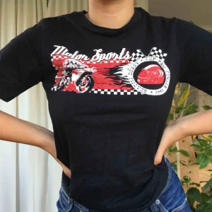  - Skitsnygg tisha med coolt tryck. Köparen står för frakt🍒💞