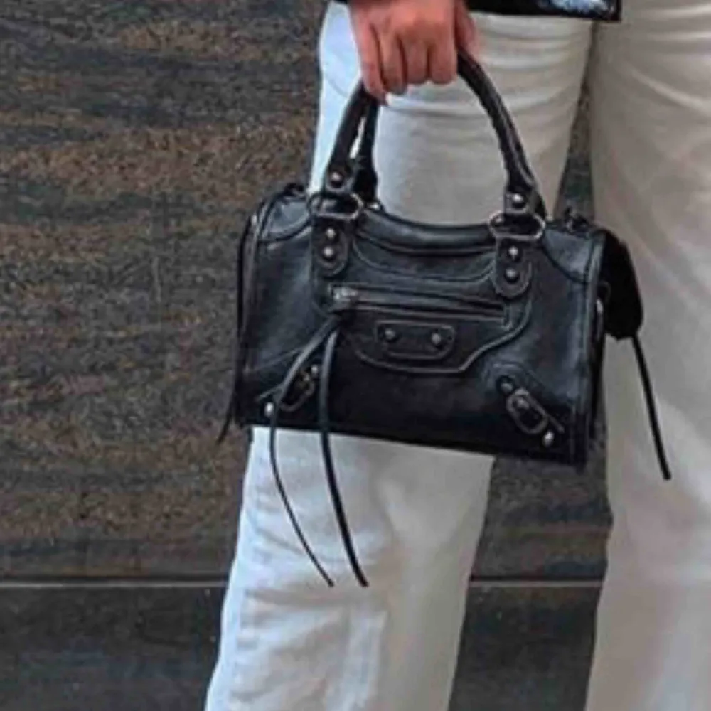 Balenciaga inspirerad väska, super snygg och gott skick! Köpt för 1000kr . Väskor.
